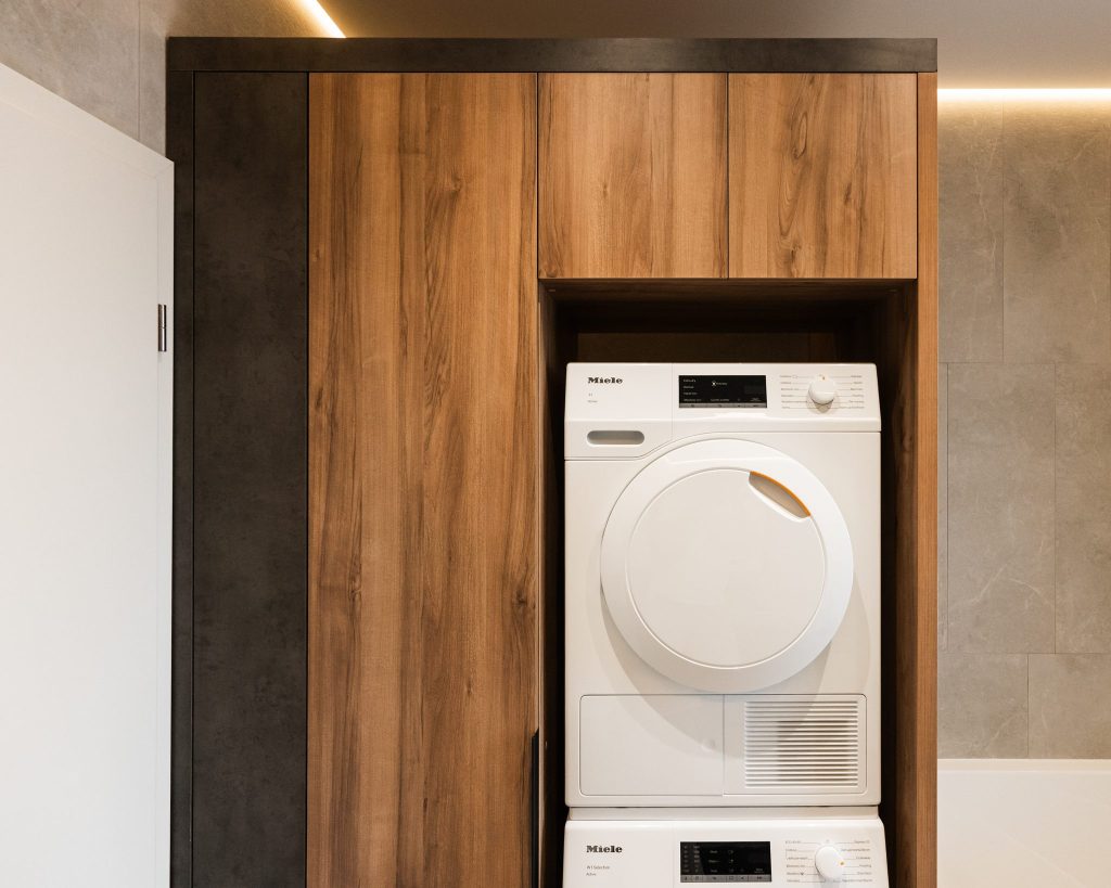Coloană în decor lemn pentru mașina de spălat și uscător, baie la comandă