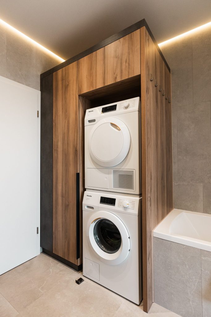 Mobilier de baie la comandă cu nișă pentru mașina de spălat și uscător