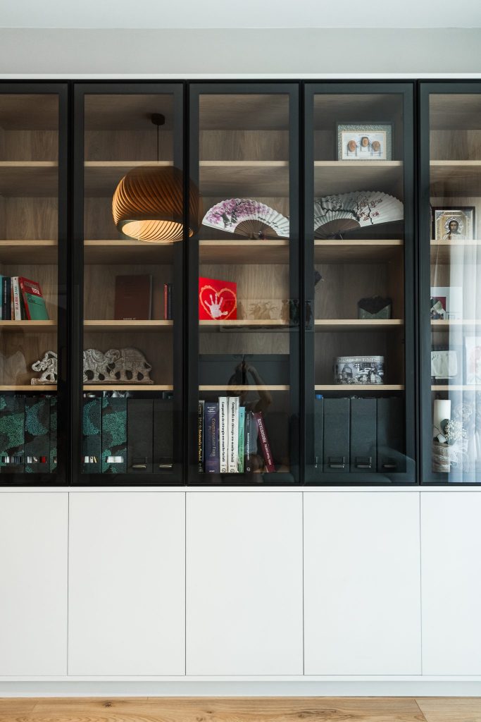 Vitrine din sticlă cu ramă neagră și rafturi din lemn, bibliotecă la comandă