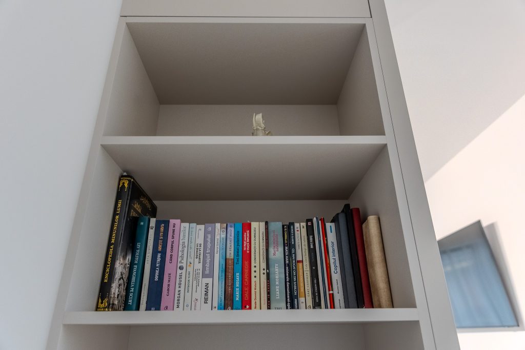 Bibliotecă albă la comandă cu rafturi deschise