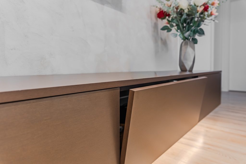 Front push-to-open deschis la comoda TV suspendată din living