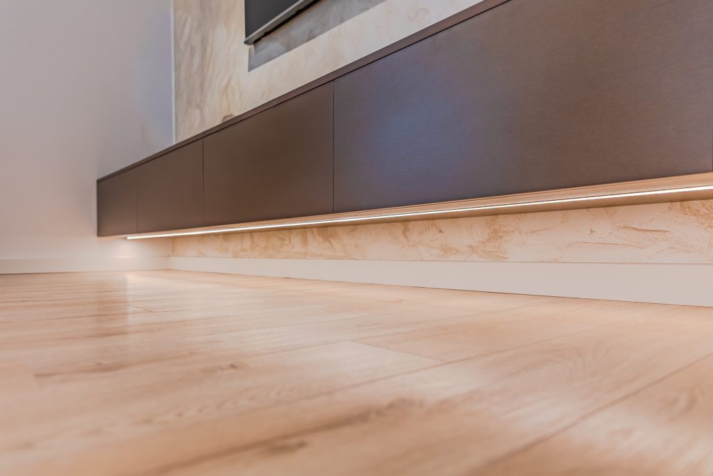 Iluminat LED sub comoda TV suspendată din living